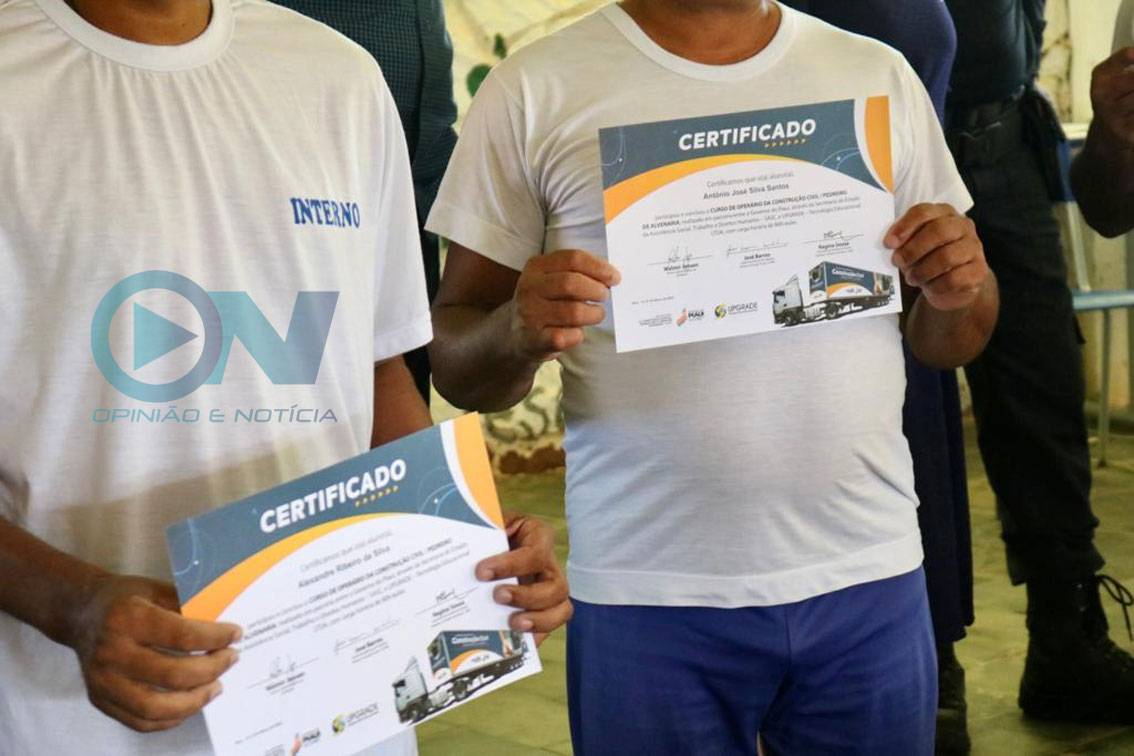 Sejus e Sasc entregam certificados para concludentes do curso de pedreiro em unidade penal
